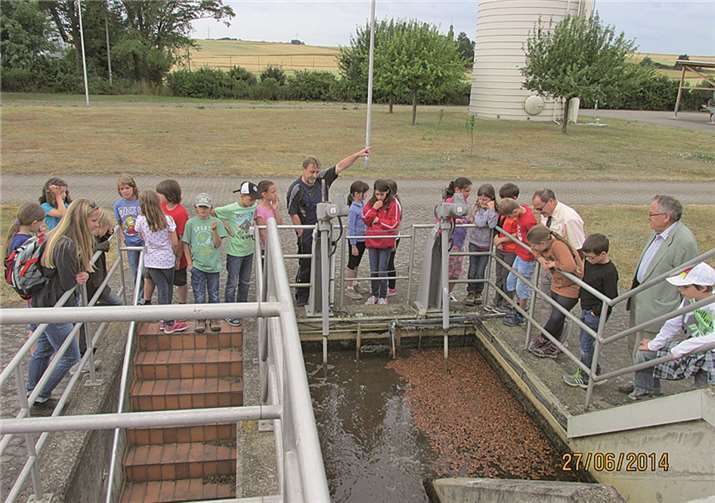 Die Schülerinnen und Schüler der Klasse vier der Grundschule Kottenheim beim Rundgang an den einzelnen Klärwerkseinrichtungen. privat