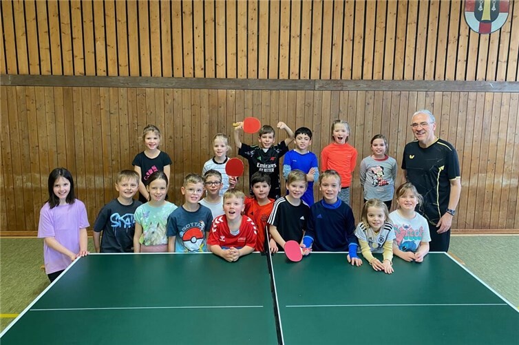 Die Schülerinnen und Schüler der Klassen 2a, 2b und 3 der Grundschule Landkern erhielten in der Gemeindehalle die Möglichkeit, den Tischtennissport näher kennenzulernen. 