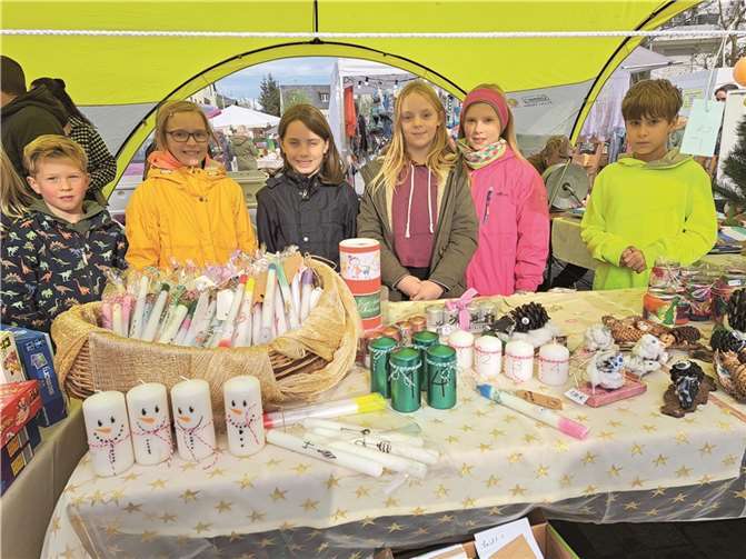 Die Schülerinnen und Schüler der Klassen 4 der Pfarrer-Bechtel-Grundschule betrieben einen erfolgreichen Stand mit eigens gebastelten Werken.