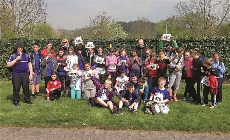 Die Schülerinnen und Schüler der Klassenstufe 5 beim Abschlussfoto im Apollinaris-Stadion Bad Neuenahr. privat