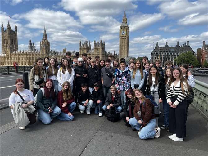 Schülerinnen und Schüler erkunden die Weltstadt London Die Schülerinnen und Schüler der Kurfürst-Balduin-Realschule plus Fachoberschule Kaisersesch bei ihrer Entdeckungstour durch London. Foto: Stephan Petzenhauser