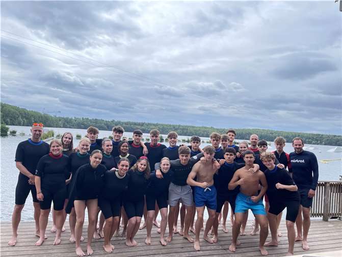 Die Schülerinnen und Schüler der LK11 vom BvSG und KSG mit ihren Fachlehrern am Bleibtreusee. Quelle: Bertha-von-Suttner-Gymnasium
