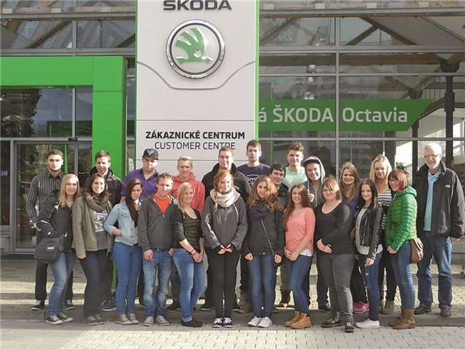 Die Schülerinnen und Schüler der Oberstufe der Fachoberschule Adenau besuchten die Skoda-Werke in der Nähe von Prag. privat