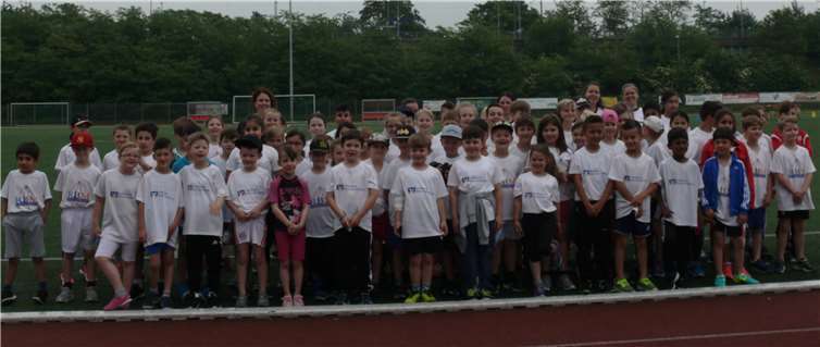 Die Schülerinnen und Schüler der Pater-Wald-Grundschule Kaltenengers nahmen mit viel Spaß an dem Sportfest teil. privat