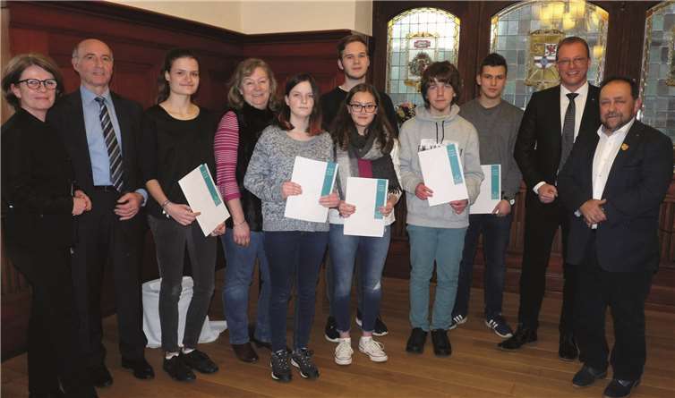 Die Schülerinnen und Schüler der Realschule plus erhielten aus den Händen der VDK-Geschäftsführerin Bettina Hörter (li.) je eine Urkunde. Fotos: FRE