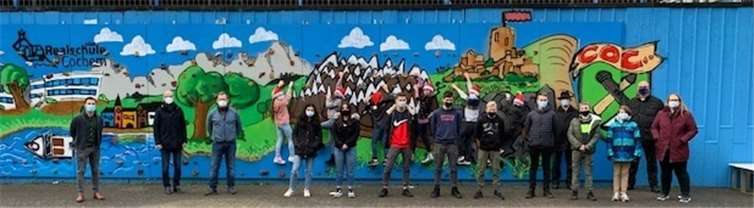 Die Schülerinnen und Schüler der Realschule plus Cochem freuen sich über die neue Kletterwand. Foto: Realschule plus Cochem