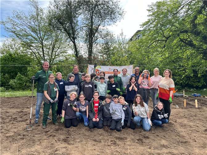 Die Schülerinnen und Schüler der Realschule plus und Fachoberschule Mendig im Schulgarten.  Fotos: privat