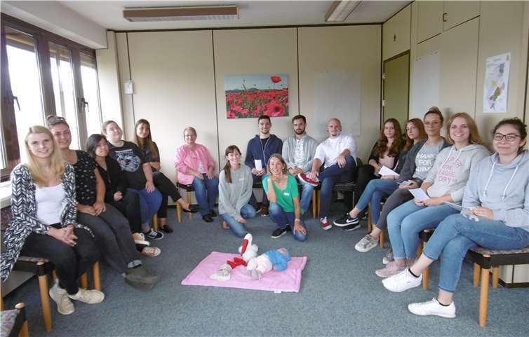 Die Schülerinnen und Schüler der Rhein-Mosel-Fachklinik und ihre Lehrerin Irmgard Hauröder-Diewald dankten Hannah Matthews und Margret Marxen-Ney für die Infoveranstaltung der Caritas-Schwangerschaftsberatungsstelle in Andernach. Foto: Caritas Schwangerschaftsberatung Andernach