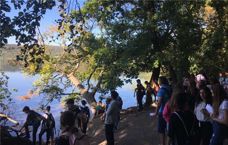 Die Schülerinnen und Schüler der Robert-Krups-Schule Neuwied erlebten im Rahmen einer Erdkundeexkursion einen informativen und aufregenden Tag am Laacher See.privat