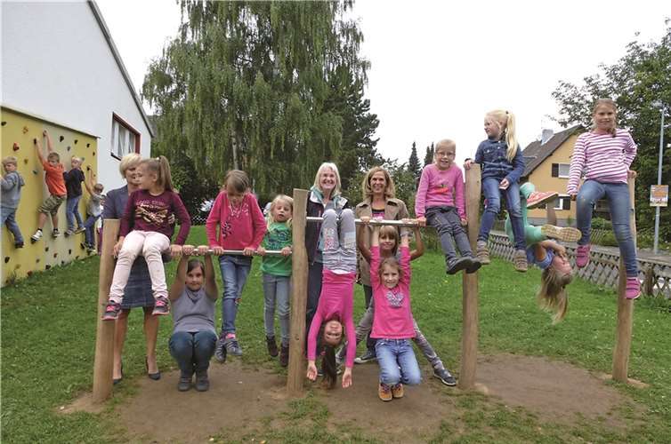 Die Schülerinnen und Schüler der Schule im Ländchen freuen sich über die neuen Reckstangen.privat