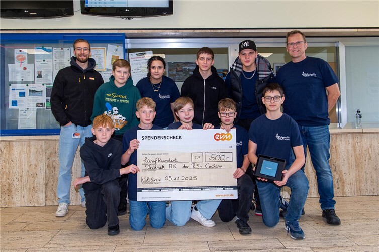 Die Schülerinnen und Schüler der Technik-AG der Realschule Plus in Cochem freuen sich über die Spende der evm und die Einblicke in die Elektromobilität. Foto: Hans-Werner Rach