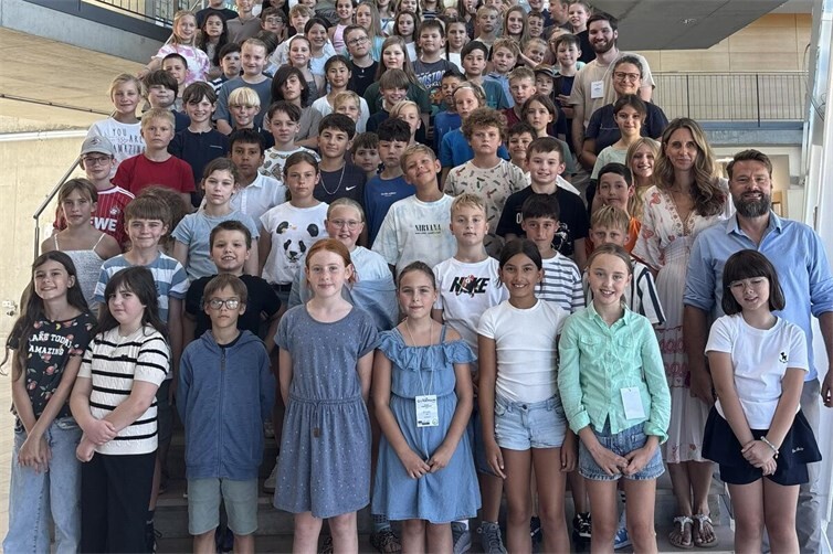 Die Schülerinnen und Schüler der neuen Jahrgangsstufe 5 mitihren Klassenleiterinnen und Klassenleitern