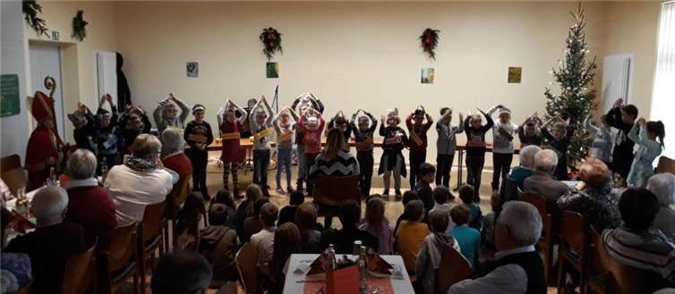 Die Schülerinnen und Schüler der zweiten Klassen der Grundschule Kruft überraschten die Gäste mit ihrem einstudierten Musical „Die Weihnachtsmaus“. privat