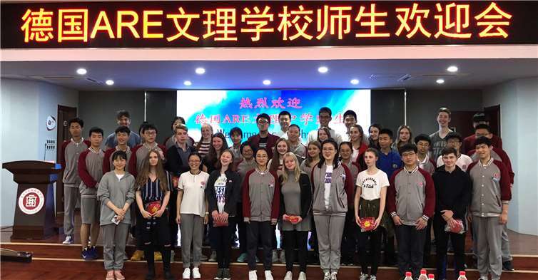 Die Schülerinnen und Schüler des Are-Gymnasiums mit ihren Gastgebern in der Qingdao Experimental High School (Übersetzung des Schriftzuges: Empfang für die deutschen Schüler und Lehrer des Are-Gymnasiums). privat