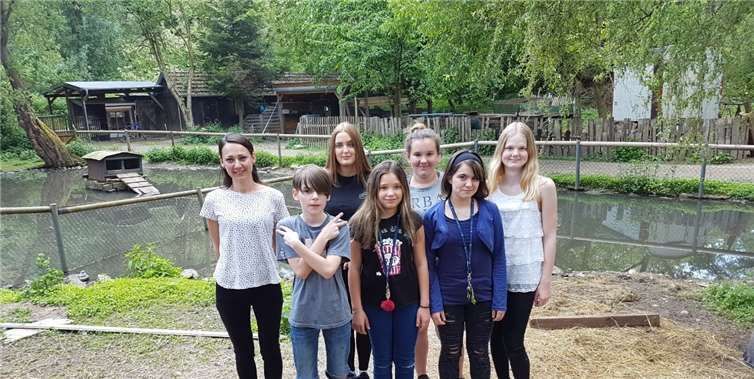 Die Schülerinnen und Schüler des Carpe Diem in Bad Neuenahr helfen regelmäßig bei der Fütterung. privat