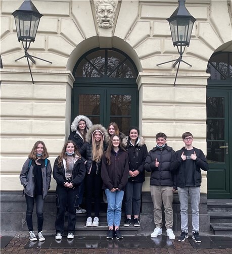 Die Schülerinnen und Schüler des DS-Kurs der RS+ Cochem vor dem Theater in Koblenz.  Fotos: privat