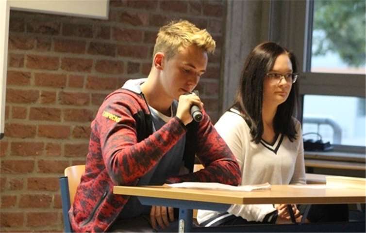 Die Schülerinnen und Schüler des Deutschleistungskurses eröffneten den literarischen Abend.privat