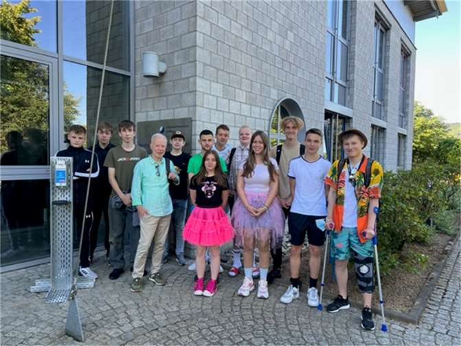 Die Schülerinnen und Schüler des GePoLi-Kurs zusammen mit Karl Hermann Amthauer.  Foto: privat