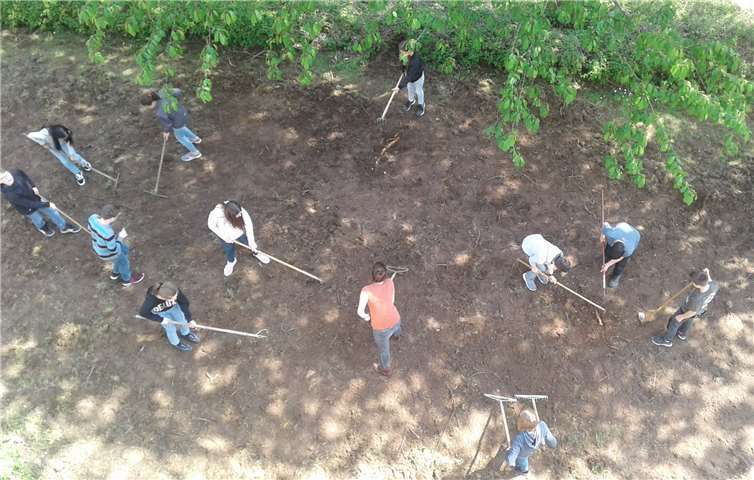Die Schülerinnen und Schüler des GiK mähen, rechen, jäten und säen für eine nachhaltige Nutzung des Schulgeländes. Fotos: privat