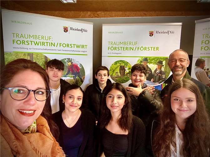 Die Schülerinnen und Schüler des Kurses Technik und Naturwissenschaften besuchten im Rahmen der Zukunftswoche des Andernacher Jugendzentrums (JuZ) kürzlich eine Infoveranstaltung zum Thema Forstwirtschaft. Foto: Linda Pfannschmidt