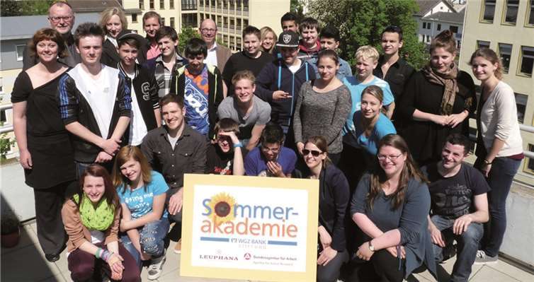 Die Schülerinnen und Schüler des Leuphana-Ostercamps zusammen mit ihren Betreuern und den Sonsoren.Hinter Reihe (v.l.): Maren Voßhage-Zehnder, Projektleiterin der Leuphana Universität, Karl-Ernst Starfeld, Leiter der Neuwieder Arbeitsagentur, Sabine Könner, WGZ BANK Stiftung, Hans-Werner Habrich, Berufsberater, Willi Baumann, Teamleiter der Neuwieder Berufsberatung.