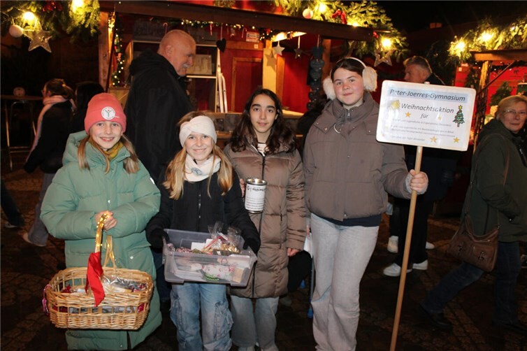 Die Schülerinnen und Schüler des Peter-Joerres-Gymnasiums verkaufen allerlei Weihnachtliches für den guten Zweck.  Fotos: DU