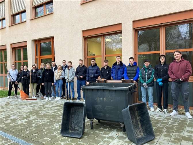 Die Schülerinnen und Schüler des Religionskurses halfen tatkräftig mit.  Foto: IGS