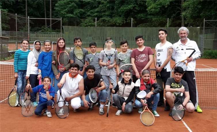 Die Schülerinnen und Schüler des Sprachkurses Deutsch waren zum Schnuppertennis gekommen.privat