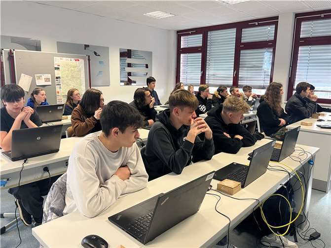 Die Schülerinnen und Schüler des Technik- und Naturwissenschaften-Kurses 9/10 begaben sich auf eine spannende Exkursion zur Konrad Adenauer Schule Asbach.  Fotos: Realschule Plus Puderbach