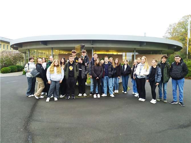 Die Schülerinnen und Schüler erfuhren viel über den Arbeitsalltag.  Foto: Kurfürst-Balduin-Gymnasium