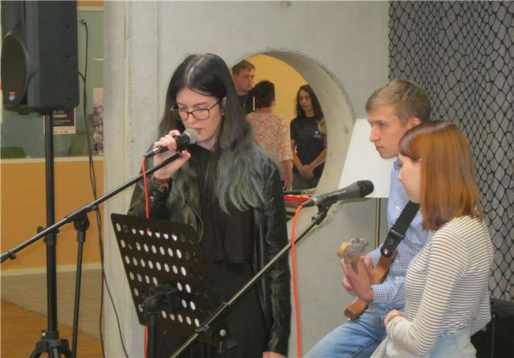 Die Schülerinnen und Schüler erhielten Einblicke in diverse Arbeitsbereiche. Die musikalische Begleitung übernahm die Schülerband. privat