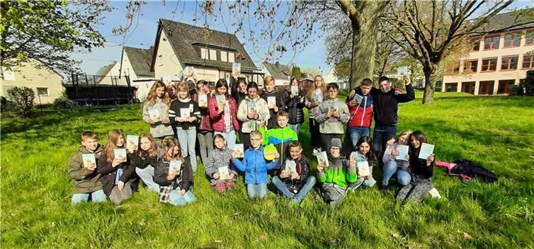 Die Schülerinnen und Schüler erhielten ein kostenloses Buch.  Foto: Sarah Gemünden