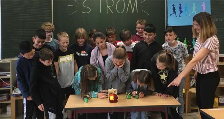 Die Schülerinnen und Schüler erhielten einen authentischen Einblick in die Verwendungsweisen von Strom innerhalb eines Kraftfahrzeugs und durften im Anschluss einen Autoblinker selbstständig zum Leuchten bringen.Foto: privat