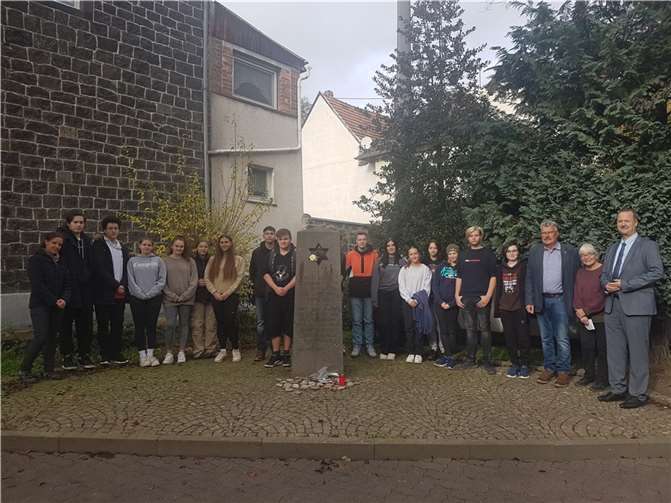 Die Schülerinnen und Schüler erinnerten am Gedenkstein der ehemaligen Synagoge in Niedermendig.  Fotos: privat