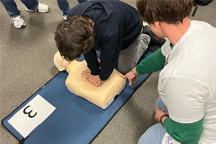 Die Schülerinnen und Schüler erlernen lebensrettende Maßnahmen