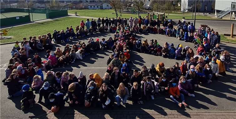 Die Schülerinnen und Schüler formten ein Peacezeichen auf dem Schulhof. Foto: privat