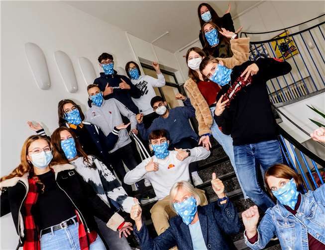 Die Schülerinnen und Schüler freuen sich mit ihren betreuenden Lehrerinnen Sibylle Schäfer-Heuermann und Katja Kohler-Golly (v.li.) über die erfolgreiche Bewerbung als Erasmus-Schule.Quelle: Are-Gymnasium