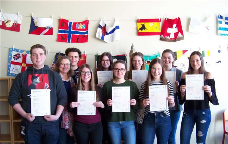 Die Schülerinnen und Schüler freuen sich mit ihrer Englischlehrerin Claudia Fischbach (zweite von links) über ihre CAE-Zertifikate.Foto: privat