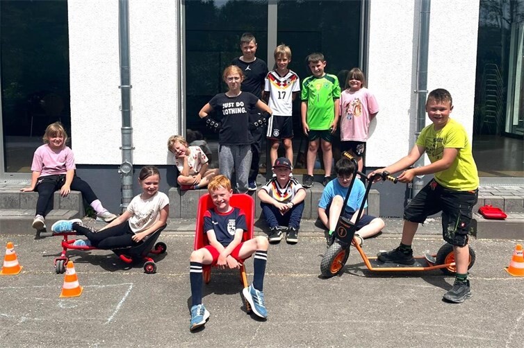 Die Schülerinnen und Schüler freuen sich über neue Fahrzeuge für den Schulhof.