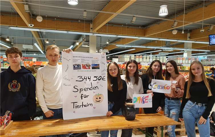 Die Schülerinnen und Schüler freuten sich sehr über die Unterstützung durch die Supermarktkunden. Foto: privat