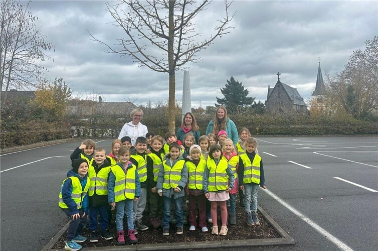 Die Schülerinnen und Schüler freuten sich sichtlich über die neuen Westen und probierten sie gleich an. Foto: privat