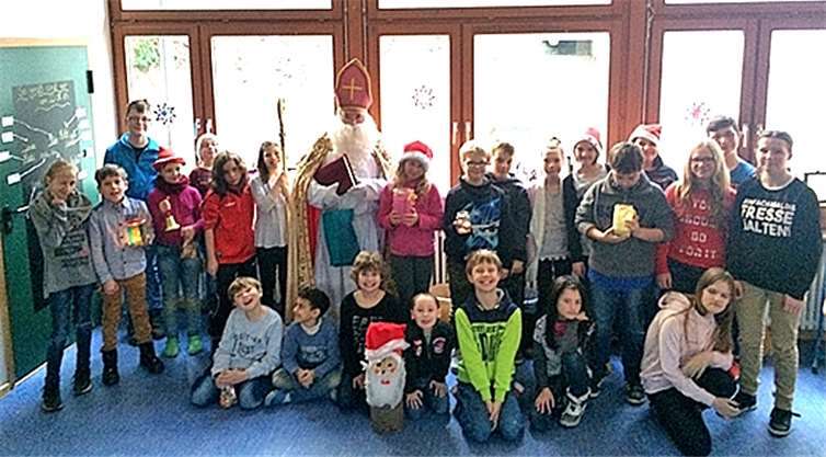 Die Schülerinnen und Schüler freuten sich über den Besuch des Nikolaus.