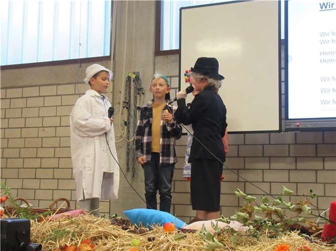 Die Schülerinnen und Schüler gestalteten den Gottesdienst mit.