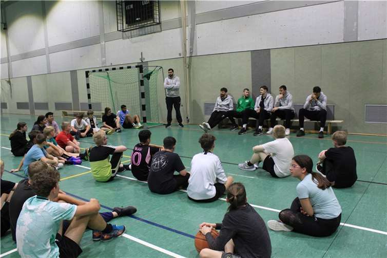 Die Schülerinnen und Schüler hatten die Gelegenheit, ihre Fähigkeiten im Basketball an verschiedenen Stationen zu demonstrieren. Foto: privat