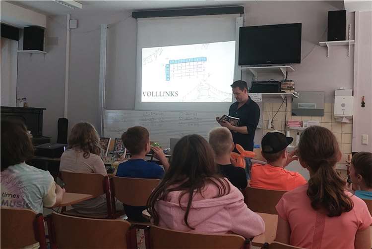 Die Schülerinnen und Schüler hörten eine Passage aus dem Buch „Explorer Team“.  Foto: Grundschule Polch