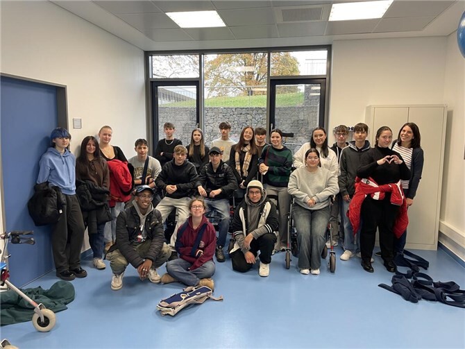 Die Schülerinnen und Schüler im Bundeswehrzentralkrankenhaus.  Foto: Realschule plus und FOS Untermosel