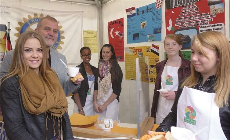 Die Schülerinnen und Schüler informierten die Gäste auch über das Projekt „Schule ohne Rassismus - Schule mit Courage“. privat
