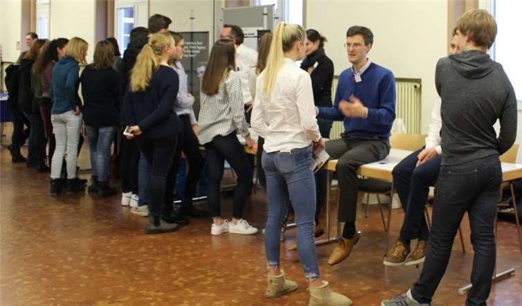 Die Schülerinnen und Schüler informierten sich bei den verschiedensten Experten. Philipp Bockshecker