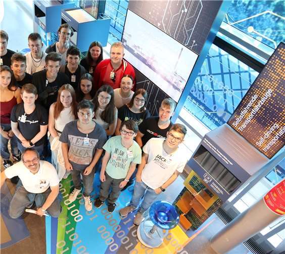 Die Schülerinnen und Schüler konnten die frühere und die aktuelle Produktpalette bestaunen.  Foto: KuBa/BASF