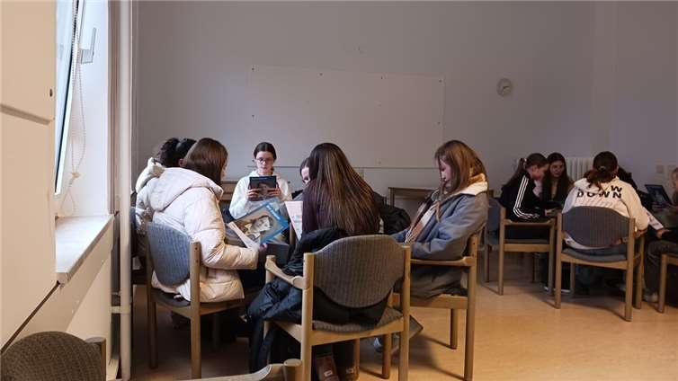 Die Schülerinnen und Schüler konnten durch die Gruppenarbeit das Gesehene und Gehörte verarbeiten. Fotos: Alexandra Scholz-Eenhuis